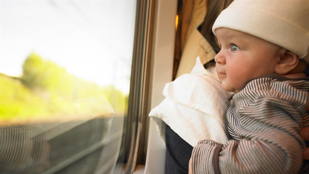 малыш в поезде